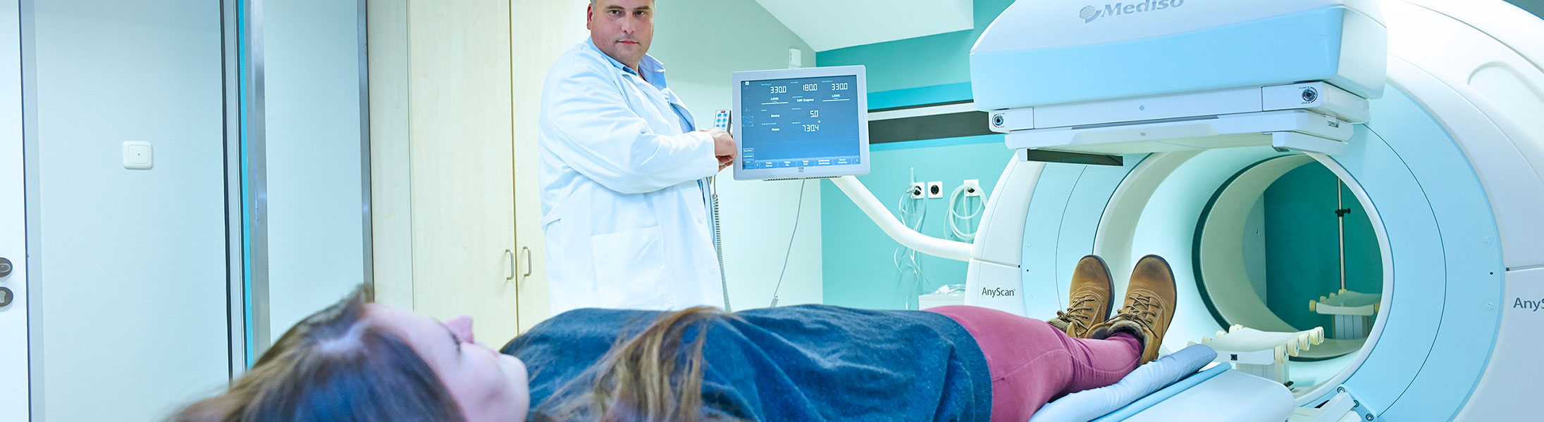 Patientin bei einer nuklearmedizinischen Untersuchung im Bereich der Schilddrüsendiagnostik.