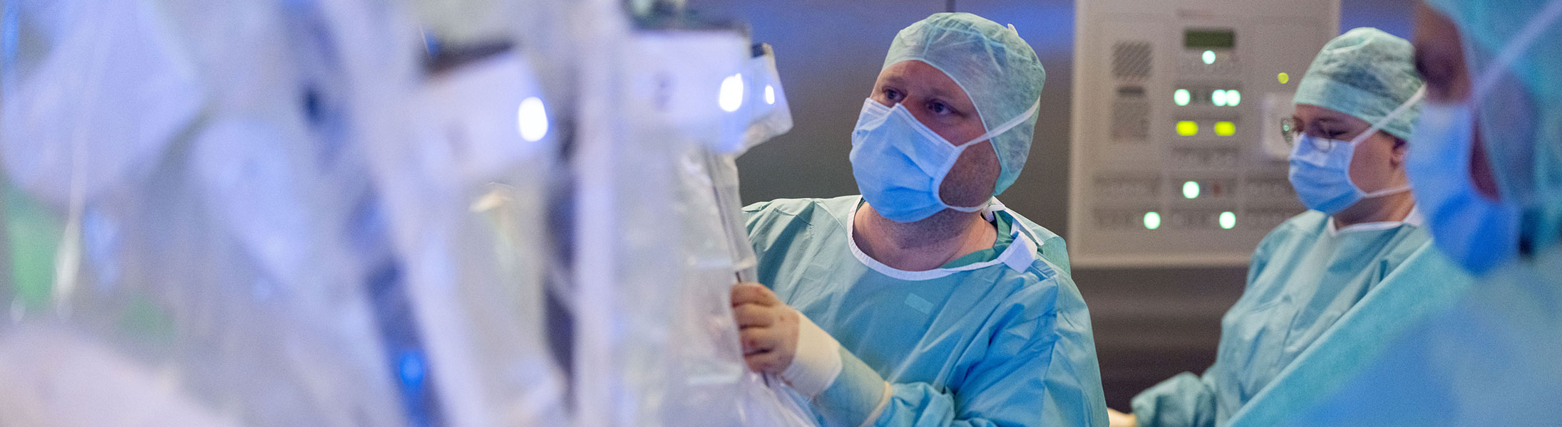 Chirurg bedient das daVinci X-System während einer robotisch assistierten Operation im Klinikum Kulmbach.