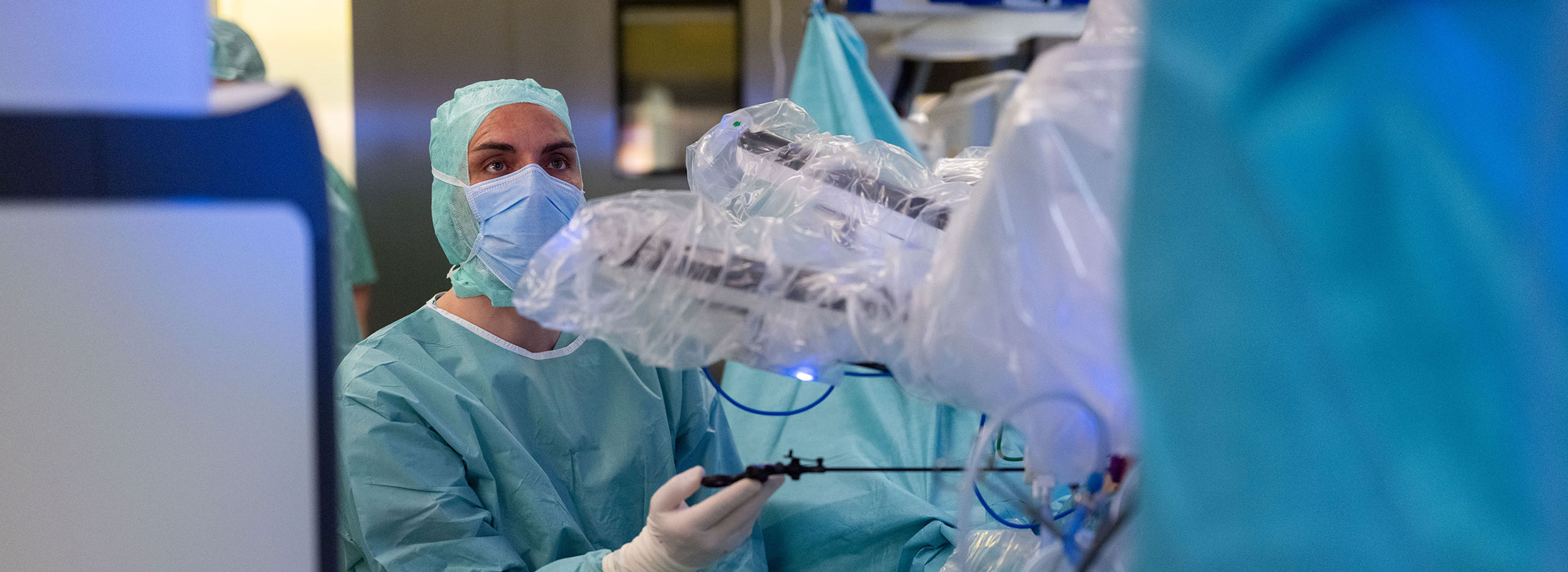 Chirurg arbeitet mit dem daVinci X-System während einer robotisch assistierten Operation im Klinikum Kulmbach.