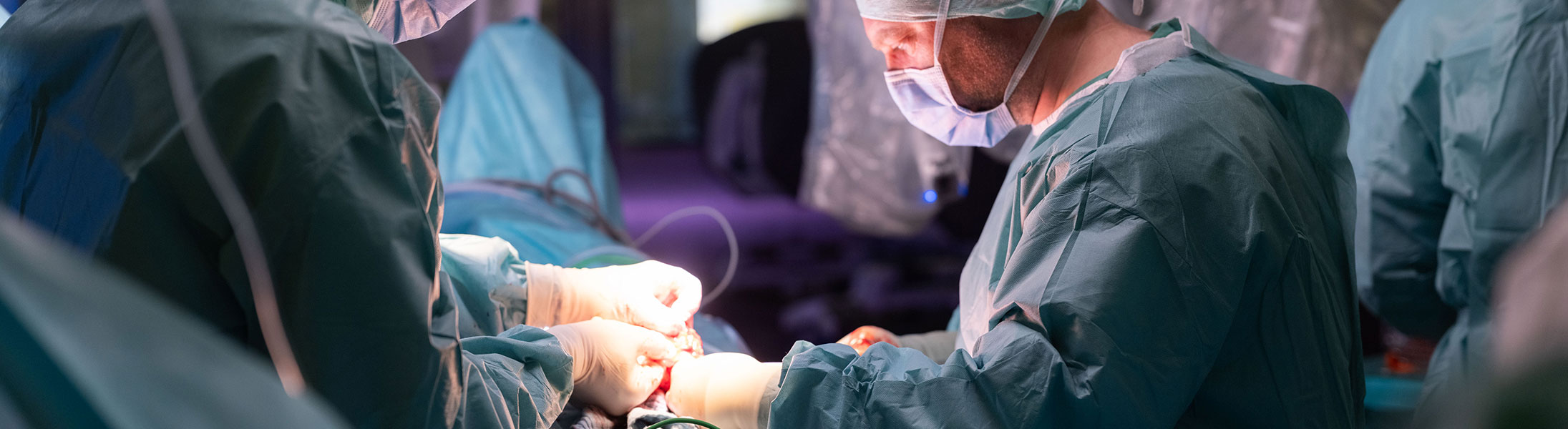 Chirurgisches Team während eines komplexen viszeralchirurgischen Eingriffs im Operationssaal des Klinikum Kulmbach.