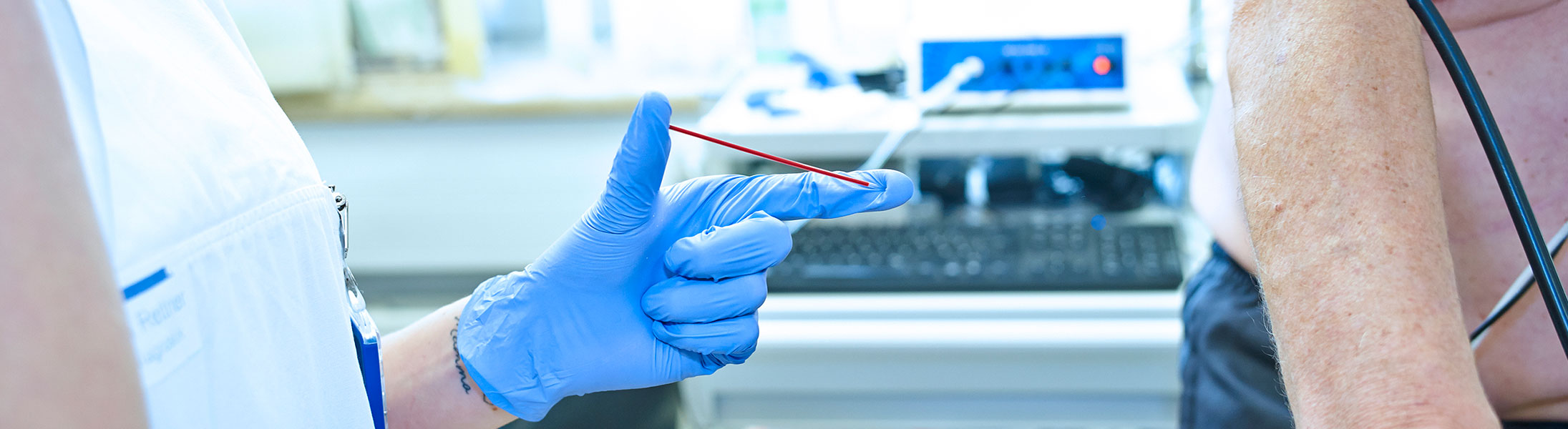 Kapillare Blutentnahme bei einer Person zur Gewinnung einer Blutprobe.