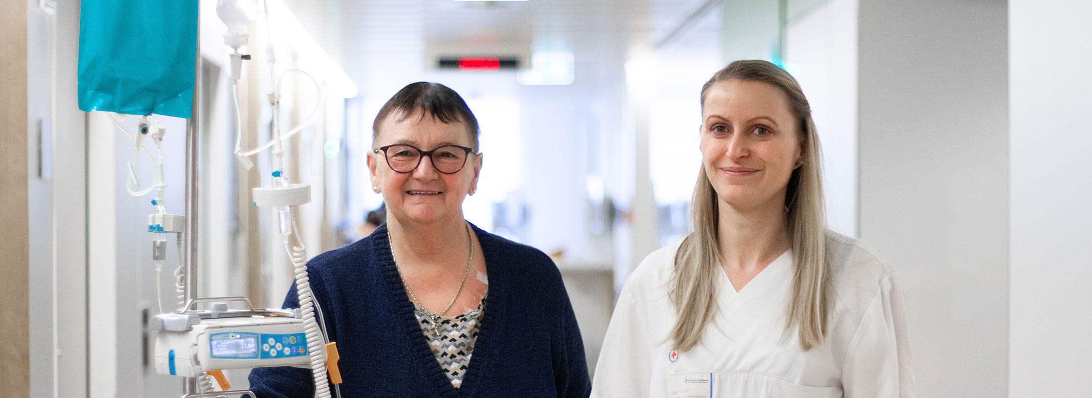 Pflegefachkraft mit Patientin im onkologischen Behandlungsbereich des Klinikums Kulmbach